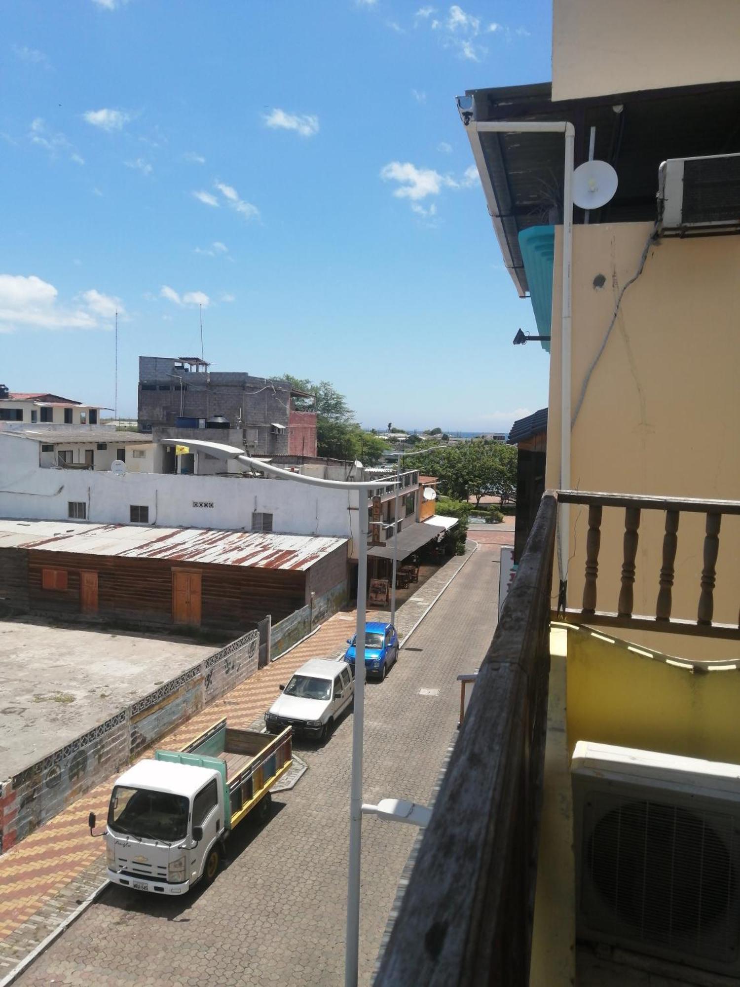 Hostal La Casa De Luis Puerto Baquerizo Moreno Exterior photo